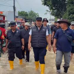 Wabup Karawang Tinjau Lokasi Banjir dan Salurkan Bantuan Logistik ke Warga Terdampak
