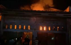 Kebakaran Hebat di Lebak, Gudang Frozen Food dan Rumah Warga Hangus