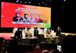 Rocky Gerung hingga Risma Bicara Solidaritas Kemanusiaan di Hadapan Ribuan Anak Muda Surabaya