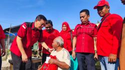 Wujud Gotong Royong, PDI Perjuangan Medan Bantu Warga Korban Kebakaran Nelayan Indah