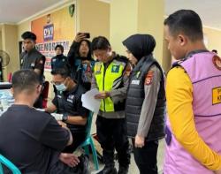 Menanti Kepastian: Keluarga Kopilot ATR 42-500 Datangi Posko Ante Mortem Polda Sulsel