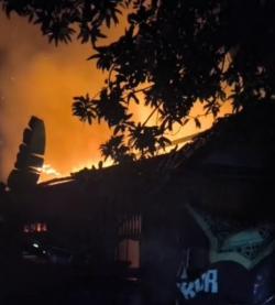 Diduga Korsleting Listrik, Rumah Warga di Gunung Jati Cirebon Dilalap Api, Kerugian Capai Rp250 Juta