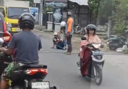 Detik-detik Pemotor di Jombang Terjerat Kabel Internet Menjuntai ke Badan Jalan, Begini Kejadiannya