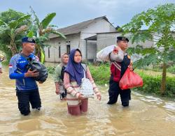 Banjir Karangligar, Polres Karawang dan TNI-Polri Bergerak Cepat Evakuasi Warga