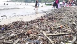 Cuaca Ekstrem Bikin Pantai Carita Kotor, Wisatawan Enggan Berkunjung