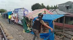 Polisi Sapu Bersih Sarang Narkoba Bantaran Rel Tembung, Enam Orang Diciduk