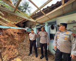 Longsor Terjang Bener Purworejo, Kapolres Turun Langsung Temui Korban