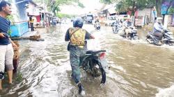 Jalur Terowongan KA Jatibarang Terendam Banjir, Puluhan Motor dan Mobil Mogok Massal
