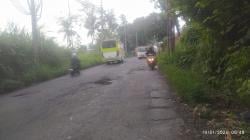 Ngeri! Sejumlah Lubang Besar di Jalan Raya Pegiringan-Pemalang Hantui Pemotor