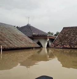 Banjir Setinggi Dua Meter Lumpuhkan Dua Sekolah di Karangligar Karawang