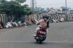 Krisis Sampah Tangsel! Flyover Ciputat Berubah Jadi TPS Liar, Lemahnya Pengawasan Disorot