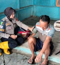Polres Karawang Hadirkan Layanan Kesehatan bagi Warga Terdampak Banjir Karangligar
