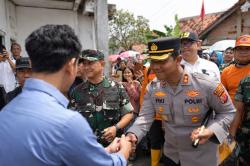 Kapolres Karawang Turun Langsung Kawal Kunjungan Wapres Gibran ke Lokasi Banjir