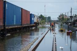 Banjir Pekalongan Surut, Jalur KA Bisa Dilewati Kereta dengan Kecepatan Maksimal 30 Km per Jam