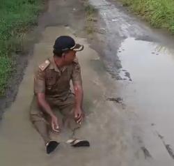 Viral, Kades Ngepringan Mandi Lumpur Protes Jalan Rusak di Jenar Sragen