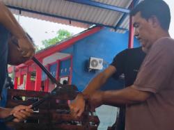 Aksi Sigap Damkar Indramayu Lepas Borgol dari Lengan Warga