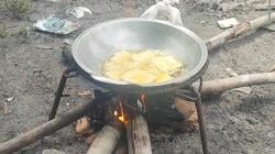 Gas 3 Kg di Bangka Barat Langka, Warga Masak Gunakan Kayu Bakar