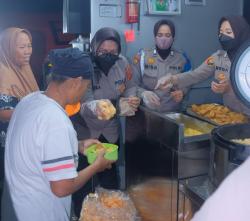 Banjir Karawang, Polwan Polda Jabar Masak dan Bagikan Makanan ke Pengungsi