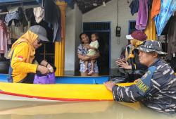 Potret Prajurit Lanal Semarang Salurkan Bantuan Logistik ke Warga Terdampak Banjir di Pati