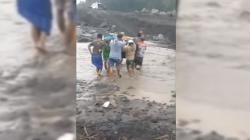 Jembatan Tertimbun Lahar Semeru, Lansia di Lumajang Ditandu Menyeberangi Sungai untuk Berobat