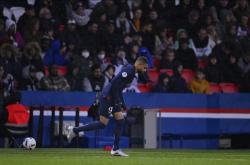 Panas! Media Prancis Klaim Eks PSG Layvin Kurzawa Selangkah Lagi ke Persib