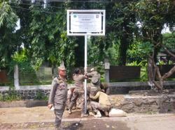 Satpol PP Sidoarjo Pasang Rambu Larangan di Titik Rawan, Tertibkan PKL dan Penggunaan Fasum