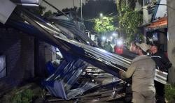 Puting Beliung Terjang Sepanjang Taman Sidoarjo, Satu Rumah Ambruk