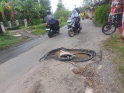 Bahaya, Lubang Besar Menganga di Jalan Raya Kauman–Mojo Pemalang Ancam Pengendara Motor