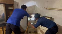 Damkar Lamongan Evakuasi Ular Kobra dari dalam Kulkas