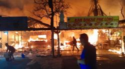 Kebakaran Mega Legenda Batam, Belasan Kios Kuliner Ludes Terbakar