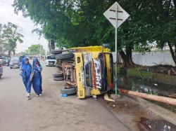 Truk Pengangkut Sawit di Palembang Ini Hantam Pos Siskamling, Satu Korban Terluka