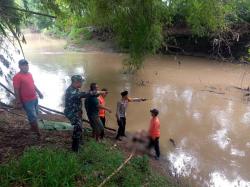 Jombang Geger! Mayat Laki-laki Bercelana Pendek Mengambang di Kali Pancir, Sempat Dikira Boneka