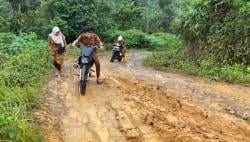 Viral! Jalan Rusak di Lebak, Ibu Hamil Terpaksa Melahirkan di Mobil Pikap