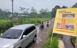Jalan Rusak tak Diperbaiki, Warga Rancamaya Pasang Spanduk Wisata Jeglongan 1.000