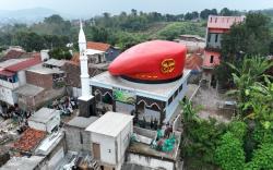 Heboh! Masjid Kubah Baret Merah Kopassus Bintang 4 di Bandung Barat Tarik Perhatian Warga