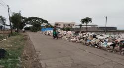 Sampah Menggunung di Jalan Antar Kecamatan Indramayu, Armada DLH Tak Sebanding