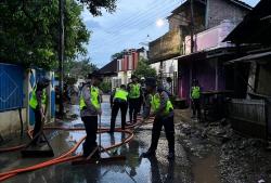 Hingga Malam, Anggota Polresta Pati Bantu Warga Bersihkan Lumpur Pasca Banjir di Dengkek