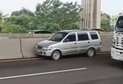Viral Mobil Panther Melaju Tanpa Kendali di Tol Japek, Polisi: Sopir Meninggal Saat Berkendara