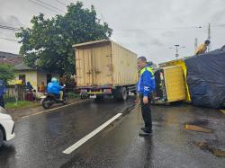 Diduga Hantam Jalan Berlubang, Mobil Truk Terbalik di Jatisari Karawang