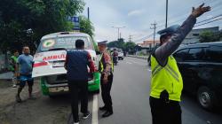 Lindas Batu di Jalan Raya Kletek Taman Sidoarjo, Pengendara Scoopy Dilarikan ke RS
