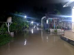 Air Sungai Meluap, Ratusan Rumah Warga Kademangan Jombang Terendam Banjir