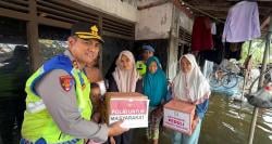 Door to Door Salurkan Bantuan, Kapolres Pemalang Temui Langsung Warga Terdampak Rob