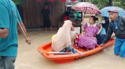 Ibu Hamil Tua Dievakuasi Pakai Perahu di Tengah Banjir Pandeglang