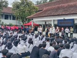 Zulhas Cerita Jalan Kaki 5 Km ke Sekolah, Pesannya Bikin Siswa di Bandung Terdiam