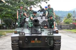 Momen Pangdam Diponegoro Kemudikan Tank AMX 13 Buatan Prancis saat Kunjungi Markas Yonkav 2/TC
