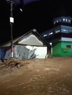 Tragis !! Bapak dan Anak Tewas Tersengat Listrik Lampu PJU Saat Banjir di Besuki
