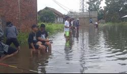 Banjir 1 Meter Rendam Cikarang Utara, Warga Mengungsi hingga Mancing Ikan Buat Lauk