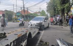 Minibus Diduga Milik Kades di Lumajang Tabrak Motor di Alun-alun, Satu Orang Tewas