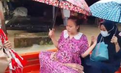 Terobos Banjir 1 Meter, Ibu Hamil di Pandeglang Dievakuasi Pakai Perahu Karet