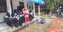 Terpeleset Usai Hujan, Spiderman Pembawa MBG Terjatuh di Hadapan Siswa SMA di Lebak